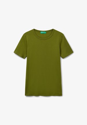 Gładka oliwkowa zielona koszulka z krótkim rękawem, z okrągłym dekoltem, z małym logo blisko dolnego końca i zieloną metką marki wewnątrz kołnierza.