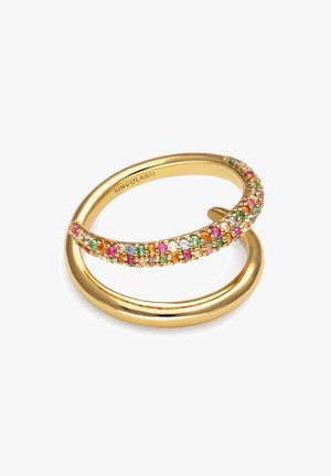 Bague en ton or avec un design ouvert, présentant une bande courbée ornée de pierres précieuses multicolores dans des montures rose, verte et orange.
