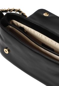 Borsa nera in pelle con tracolla a catena dorata, texture liscia e interno beige con tasca con zip e più scomparti.