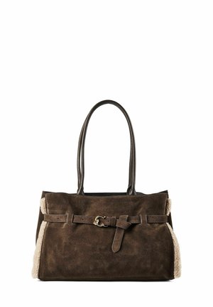 Braune Wildleder-Handtasche mit langen Ledergriffen, dekorativem Gürtel und Shearling-Besatz an den Seiten.