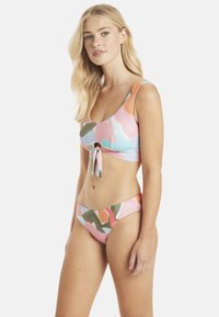 Multicolored bikini set met een knoop-voor top met een ronde hals en bijpassende low-rise onderkant, beide in abstracte bloemenpatronen.