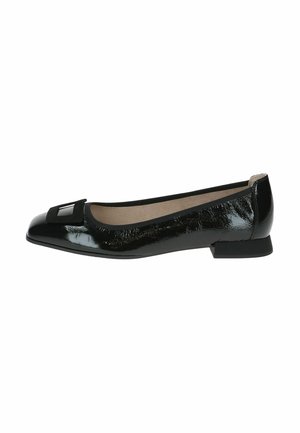Schwarze Lackleder-Ballettschuhe mit abgerundeter Spitze, versehen mit einer kleinen Schleifenapplikation und einem niedrigen, quadratischen Absatz. Glatte, glänzende Textur.