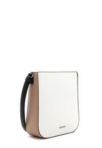 Bolso de hombro con un frente de cuero blanco texturizado, lateral de cuero marrón y correa negra. Presenta un acabado suave y esquinas redondeadas.