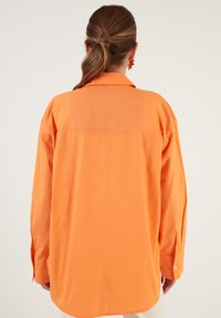 LELA LOOSE FIT - Button-down blouse - orange