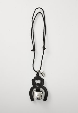 Leder-Halskette mit einem schwarzen Design, einer Silberglocke und einem Clipverschluss. Der Kordel ist verstellbar und geflochten.