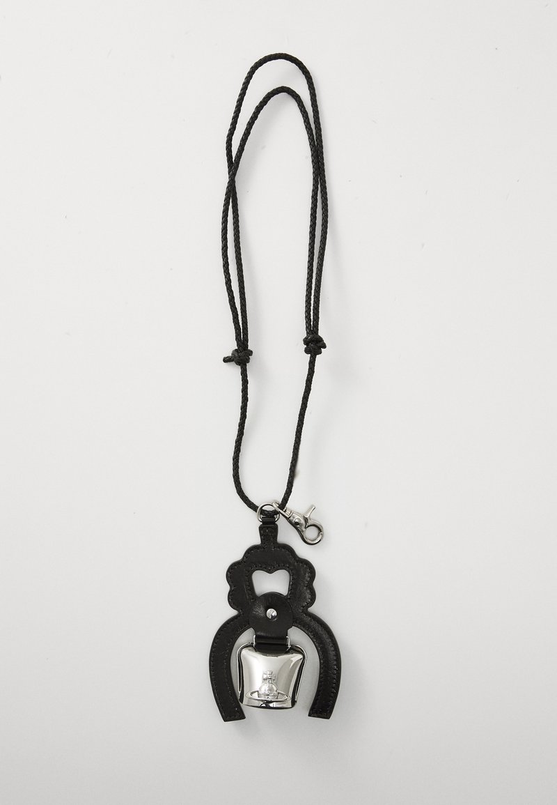 Κολιέ από δερματίνη με μαύρο σχέδιο, ασημένιο καμπανάκι και κλιπ κούμπωμα. Ο κορμός είναι ρυθμιζόμενος και πλεγμένος.