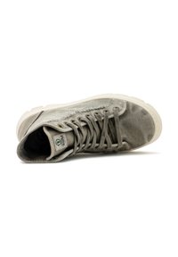Baskets montantes en toile gris clair, featuring une surface texturée, un bout rond, une semelle en caoutchouc blanche et un système de laçage avec œillets en métal.
