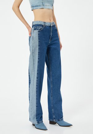 Vaqueros de pierna ancha con un diseño bicolor en denim azul oscuro y claro, una cintura alta y costuras limpias. La tela tiene una textura suave.