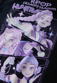 Tri štýlové ženské postavy s vrkočmi a drdolmi, žiarivými výrazmi a futuristickými odevmi v komiksovom paneli s nápisom "Kpop Demon Hunters".