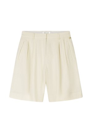 Cremefarbene, maßgeschneiderte Shorts mit vorderen Falten, Seitentaschen, Gürtelschlaufen und einem dezenten goldfarbenen Logodetail am Bund.