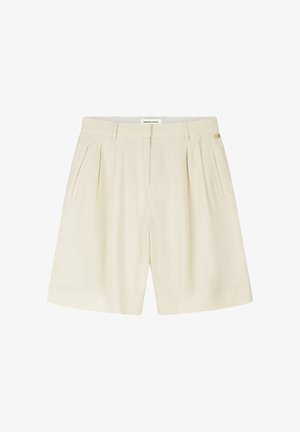 Crèmekleurige tailored shorts met voorplooien, zijzakken, riemlussen en een subtiel gouden logodetail op de tailleband.