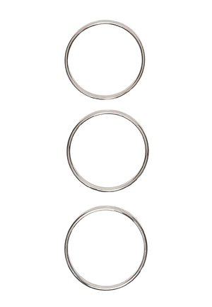 Tri identické tenké kovové krúžky zarovnané vertikálne na bielom pozadí.