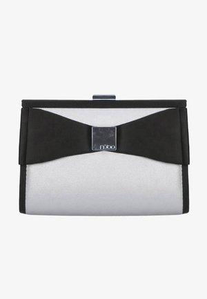 Musta-hopeinen kirjekuorilaukku synteettisistä materiaaleista. Siinä on rusettiyksityiskohta ja metallinen lukko. Sileäpintainen ja tyylikäs muotoilu.