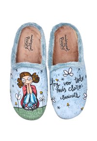 Zapatillas de casa de color azul claro con forro esponjoso, una mostrando una ilustración de una chica sentada, la otra con texto en español y diseños florales.