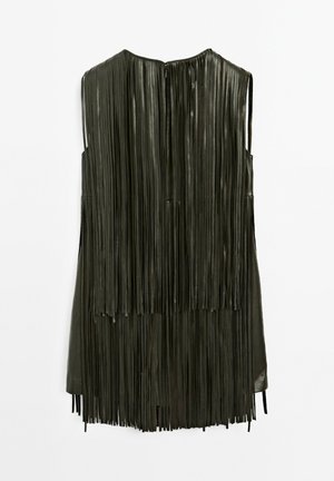 Czarna sukienka bez rękawów z warstwowymi długimi frędzlami z tyłu, z małym zamkiem błyskawicznym przy dekolcie.