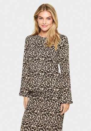 La maglietta a maniche lunghe con stampa leopardata presenta una vestibilità comoda, tessuto morbido e maniche a campana, con una base beige e macchie marrone scuro e nere.