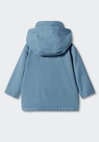 Vaalean sininen huppari, jossa on yksinkertainen muotoilu, pitkät hihat ja suora helma. Valmistettu pehmeästä kankaasta, jossa on matta pinta.