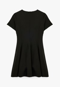 Schwarzes Kurzarmkleid mit tailliertem Oberteil und schwingendem Rock. Verfügt über einen Reißverschluss im Rücken und hat eine glatte Textur ohne Muster oder Verzierungen.