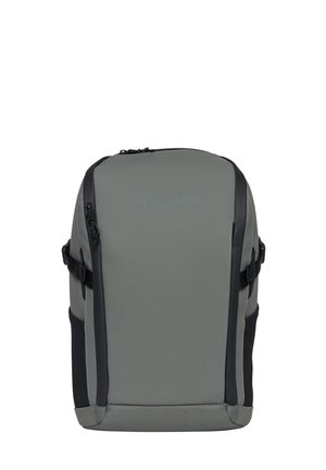 Grå rektangulær ryggsekk med svarte glidelåser og sidelommer, med en glatt frontpanel og en subtil merkevarelogo.