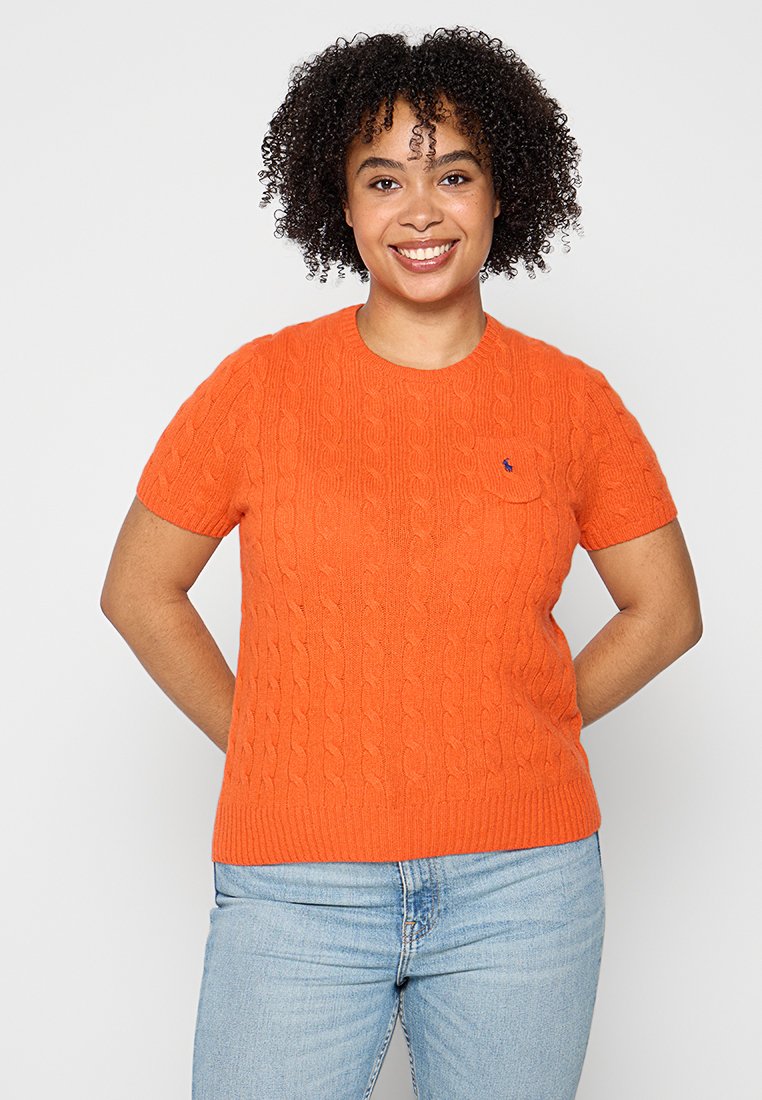 Maglione corto a maniche corte in lavorazione a trecce arancione con orlo a costine, dotato di un piccolo logo sul petto e in tessuto morbido e texture.