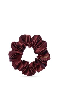 Satin-Haargummi in tiefem Burgunderrot. Weiche Textur mit gerafftem Design. Verfügt über ein kleines Markenetikett an der Seite.