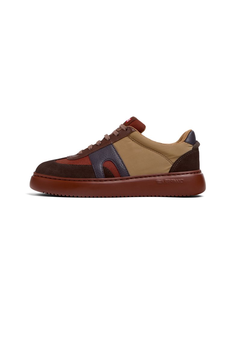 Sneaker, die eine Mischung aus braunem Wildleder, hellbraunem Stoff und burgunderroten Akzenten bieten. Runde Zehenform, dicke braune Sohle und Schnürdesign.