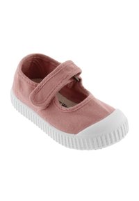 Scarpa Mary Jane in tessuto rosa con strap in Velcro, suola in gomma bianca e superficie testurizzata. Design con punta arrotondata e dettagli in cucitura.