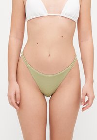Pruhované bikini dno ve světle zelené barvě s tenkými bočními popruhy a hladkým povrchem. Minimalistický design, bez dalších vzorů nebo akcentů.
