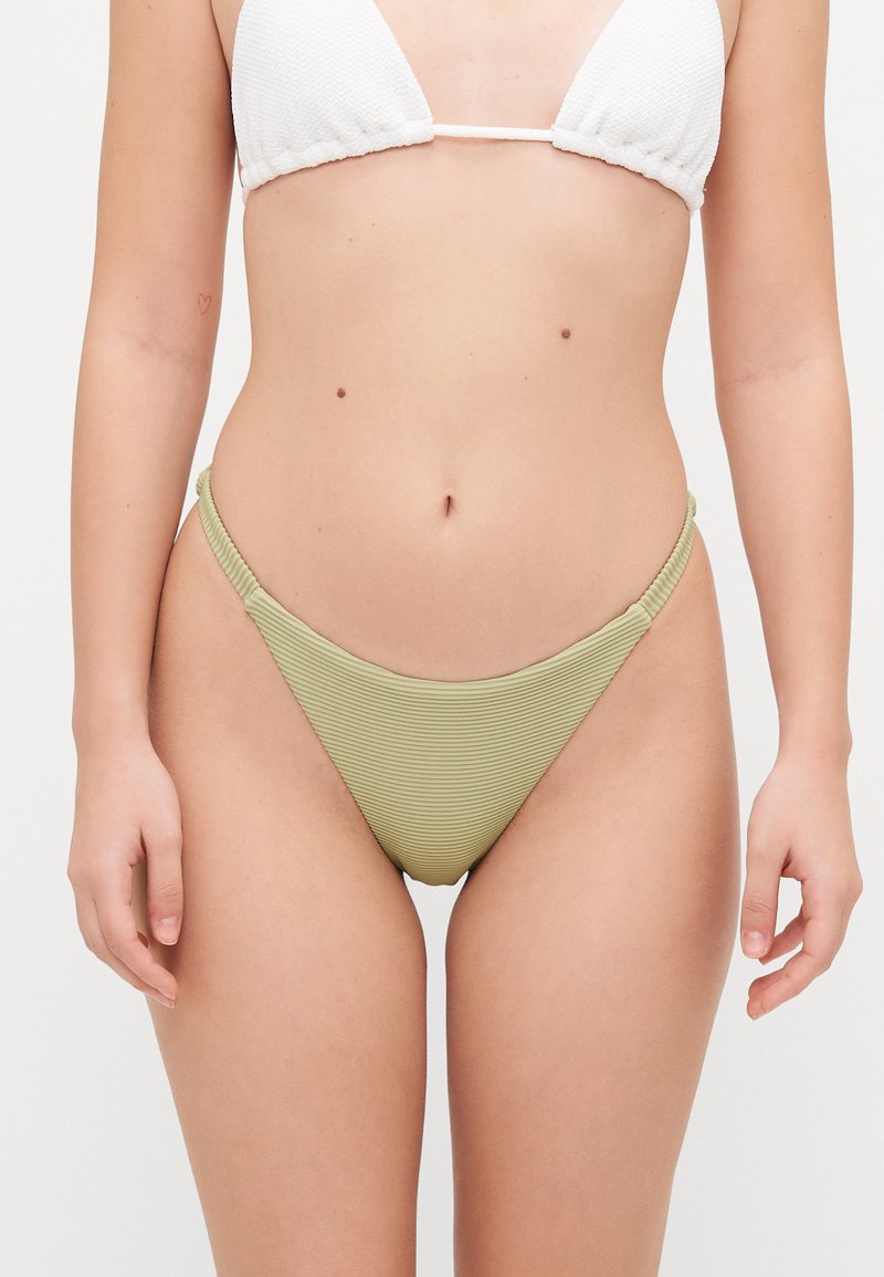 Pruhované bikini dno ve světle zelené barvě s tenkými bočními popruhy a hladkým povrchem. Minimalistický design, bez dalších vzorů nebo akcentů.