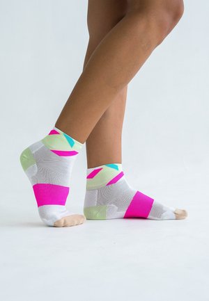Bunte Knöchelsocken in Weiß, Pink und Grün mit geometrischen Mustern. Sie haben eine leichte Textur und ein solides pinkes Band nahe dem Bund.