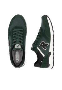 Baskets de sport en daim vert et en maille avec des accents noirs, semelle intermédiaire blanche, et semelle extérieure en caoutchouc texturé avec un détail de logo sur le côté.