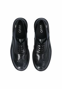 Černé kožené brogues boty s kulatou špičkou, návrhem s křídly a perforovanými detaily. Obsahují šněrování a detail loga uvnitř.