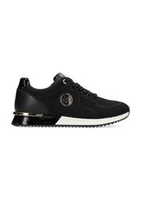 Baskets noires à lacets avec dessus en maille, talon texturé, logo métallique sur le côté, semelle intermédiaire blanche et semelle extérieure noire rainurée.