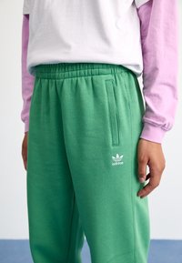adidas Originals JOGGERS - Dresside alumine osa - preloved green