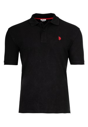 Polo negra de manga corta con cuello, dos botones y un pequeño logo rojo de U.S. Polo Assn. en el pecho izquierdo.