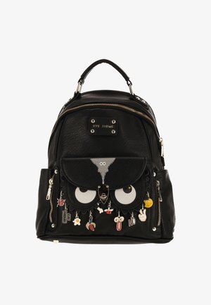 Sac à dos en cuir noir avec un grand design d'yeux, fermeture éclair, poche avant à rabat et détails de charme comprenant diverses formes et couleurs.