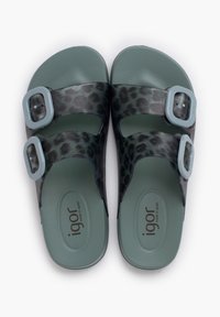 Groene en zwarte luipaardprint sandalen met twee verstelbare grijze gespen. Gemaakt van flexibel materiaal, met een getextureerde voetbed voor comfort.