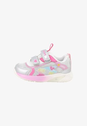 Scarpa da ginnastica per bambini bianca e rosa con disegni di cuori e arcobaleni, due cinturini in velcro argentati e tessuto a rete traspirante.