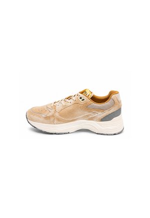 Sneaker in camoscio marrone chiaro con suola bianca, pannello in mesh sul tallone e lacci, mostrata dal lato esterno su sfondo bianco.