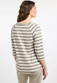 Gestreiftes Oberteil mit drei Viertelärmeln in Weiß und gedecktem Olivgrün. Weicher Stoff, abgerundeter Saum und Rundhalsausschnitt mit lockerer Passform.