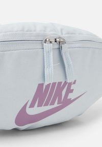 Nike Sportswear HERITAGE WAISTPACK UNISEX - Bolsa de cintura - aura/amethyst wave