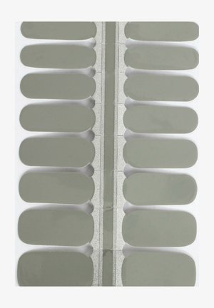 Carte de nuances de couleur présentant 15 teintes de gris atténuées avec une finition brillante, disposées en formes ovales sur un fond blanc.