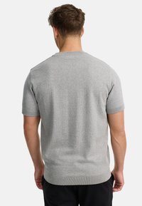 Hellgrauer Kurzarmpullover, Rundhalsausschnitt, glatte Textur, gerippte Bündchen und Saum, taillierte Form, nahtloses Design ohne sichtbare Nähte.