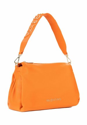 Sac à main Valentino orange vif avec une large bandoulière ornée de clous dorés, fermeture éclair et logo doré à l'avant.