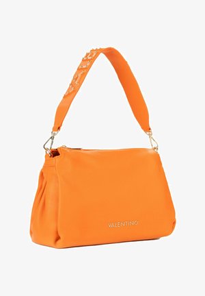 Sac à main Valentino orange vif avec une large bandoulière ornée de clous dorés, fermeture éclair et logo doré à l'avant.