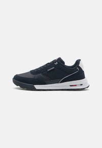Sneakers blu navy con un mix di pelle liscia e tessuto testurizzato, caratterizzati da dettagli bianchi, una suola imbottita e design con lacci.