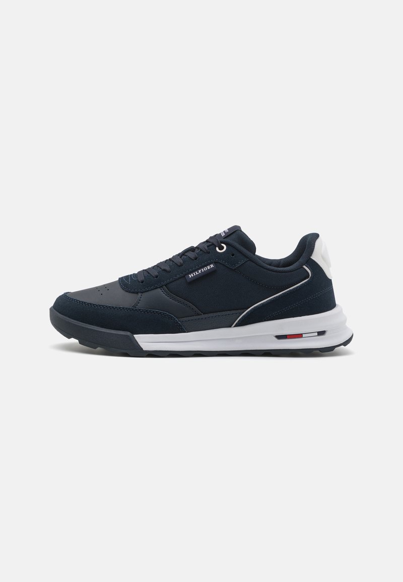 Sneakers blu navy con un mix di pelle liscia e tessuto testurizzato, caratterizzati da dettagli bianchi, una suola imbottita e design con lacci.