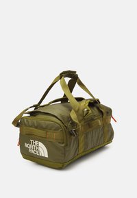 The North Face BASE CAMP VOYAGER DUFFEL 42L UNISEX - Holdall - forest olive/desert rust/white dune