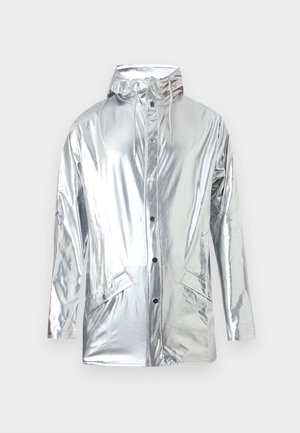 Ezüstmetál hosszú ujjú esőkabát elülső patent gombokkal, két első zsebfedővel, magas gallérral és állítható kapucnis húzózsinórokkal.