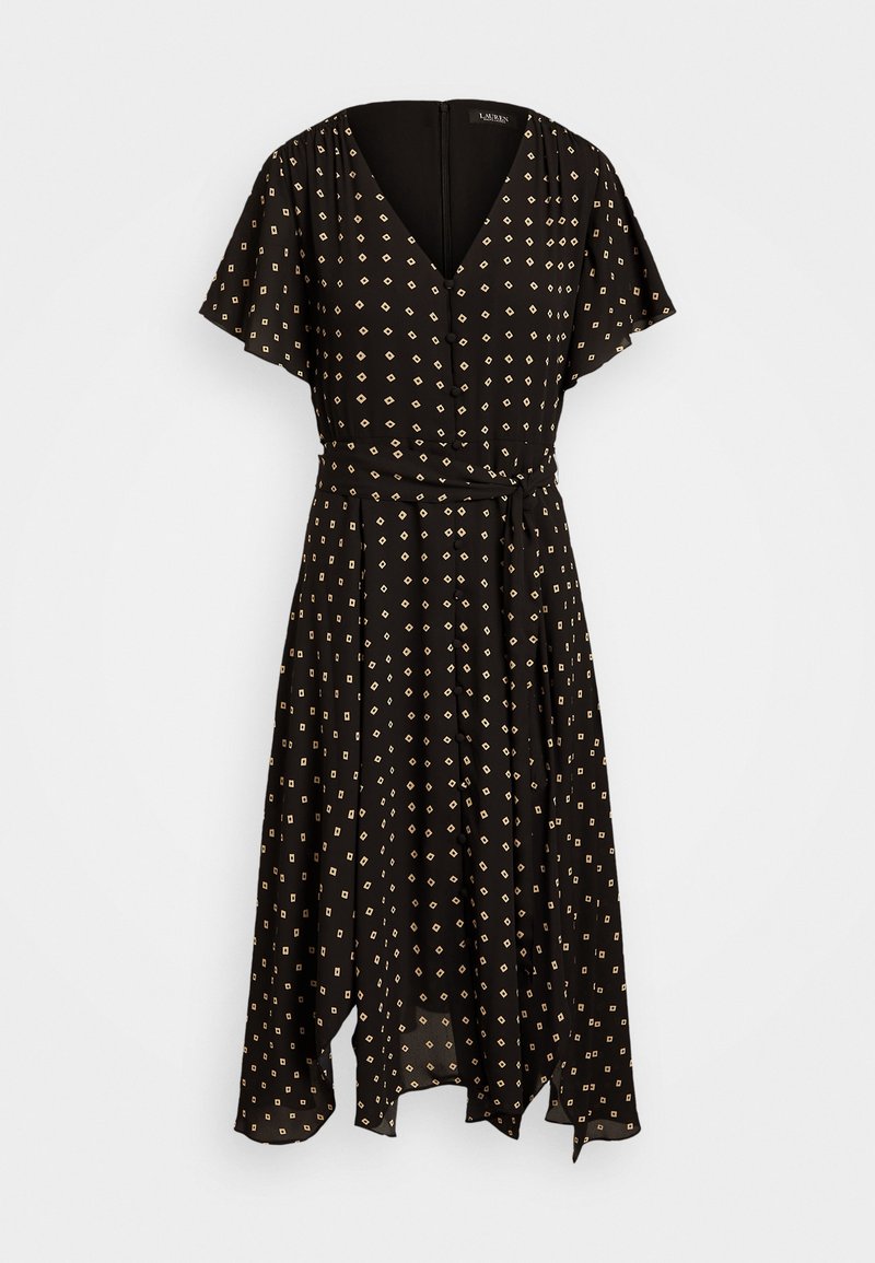 Robe midi noire à col en V, manches courtes volantes, petit motif carré beige, ceinture à nouer à la taille et ourlet asymétrique.